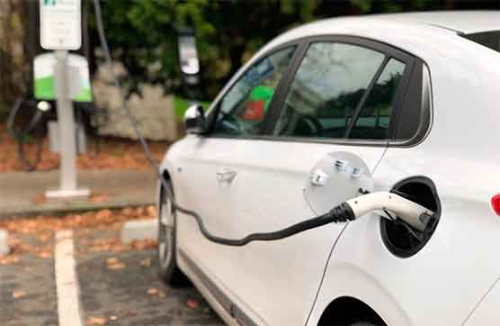 coche cargando batería