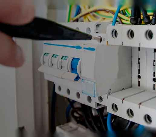 comprobaciones-en-cuadro-eléctrico