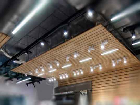 iluminación en tienda de ropa con fondo de madera